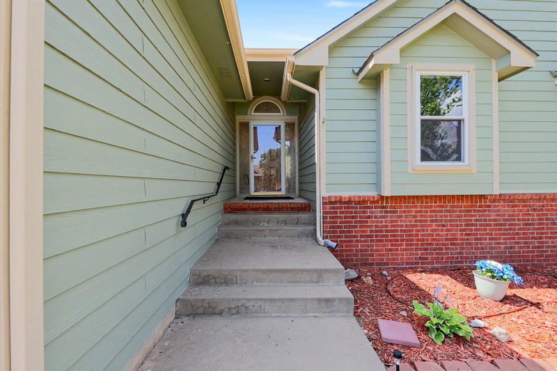 1707 Oxford Cir, Derby, KS 67037