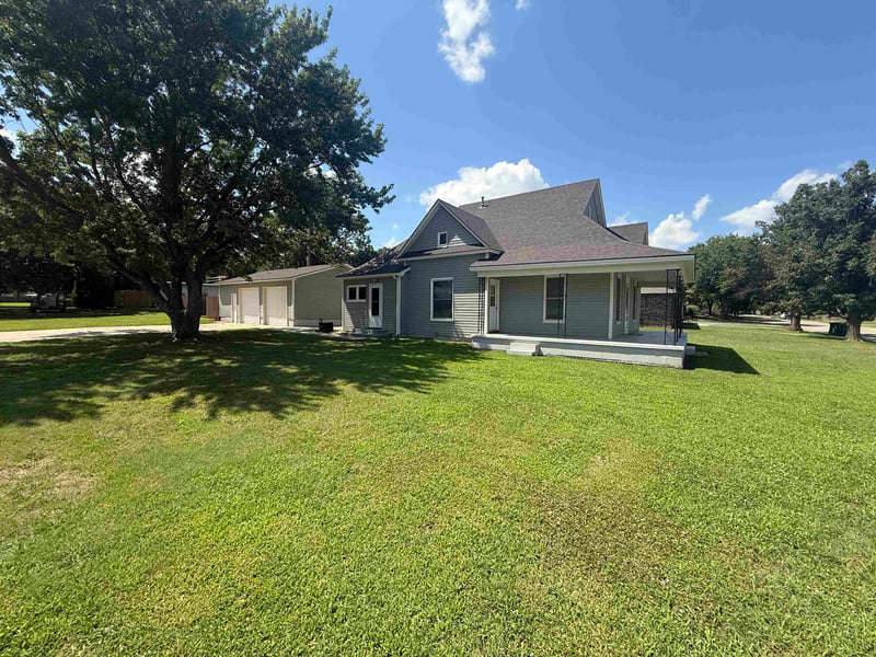 322 7th St, Conway Springs, KS 67051