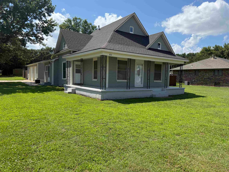 322 7th St, Conway Springs, KS 67051