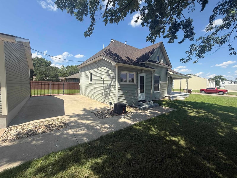 322 7th St, Conway Springs, KS 67051