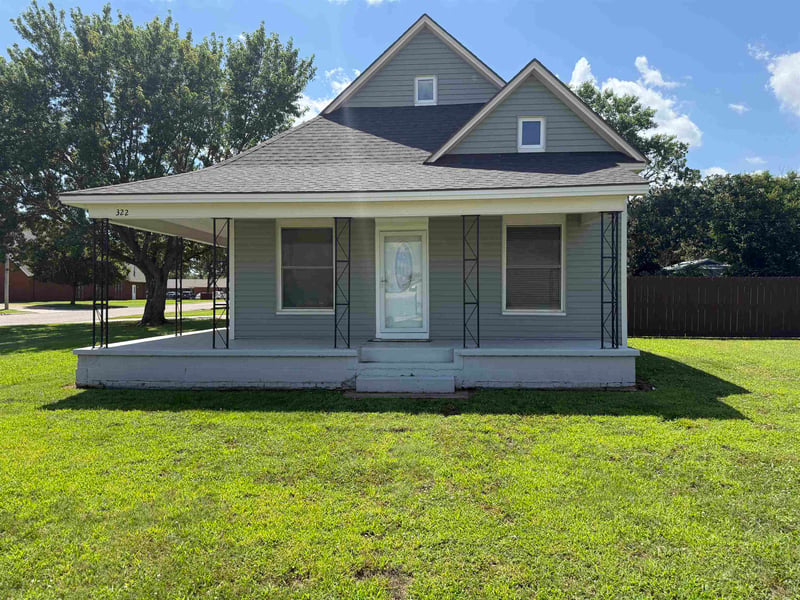 322 7th St, Conway Springs, KS 67051