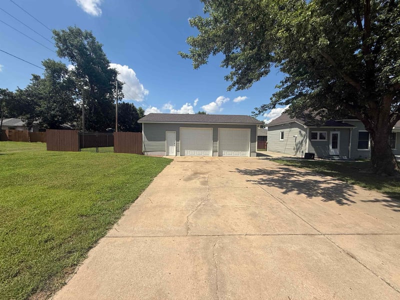 322 7th St, Conway Springs, KS 67051