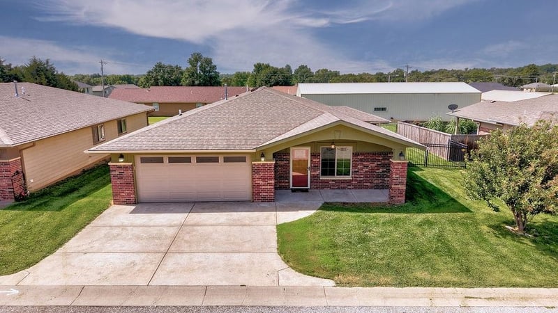 2209 Cottonwood Ln, Winfield, KS 67156