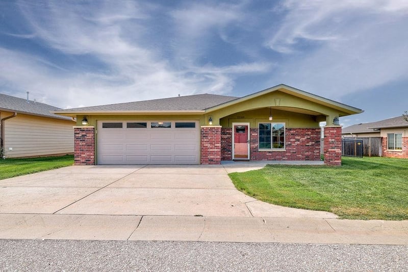 2209 Cottonwood Ln, Winfield, KS 67156