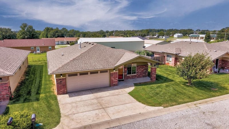 2209 Cottonwood Ln, Winfield, KS 67156