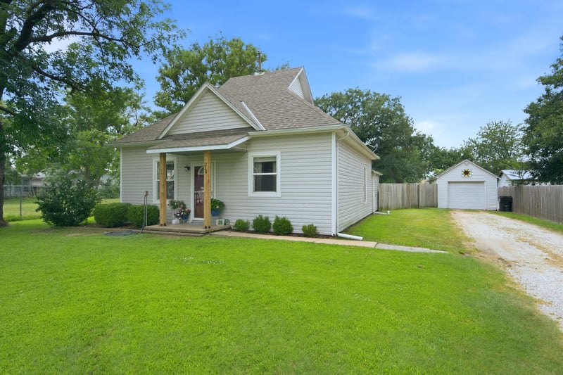 219 Robbins Rd, Norwich, KS 67118