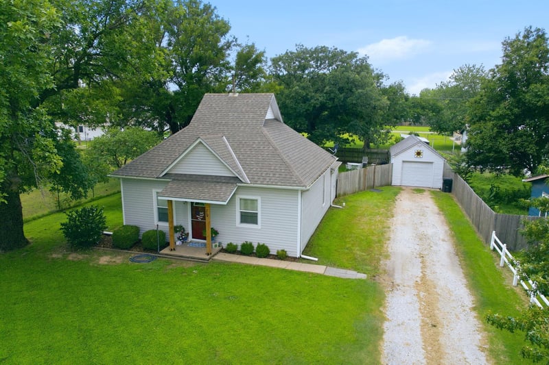 219 Robbins Rd, Norwich, KS 67118