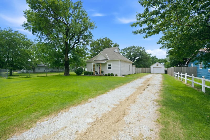 219 Robbins Rd, Norwich, KS 67118