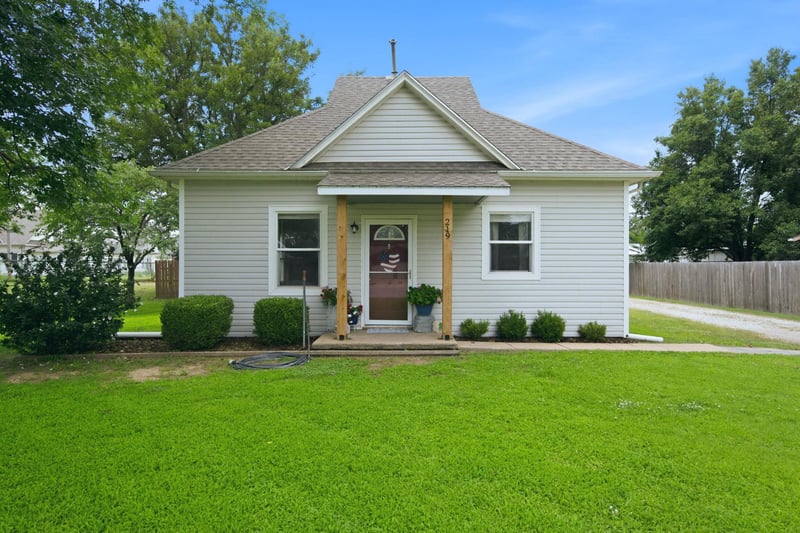 219 Robbins Rd, Norwich, KS 67118