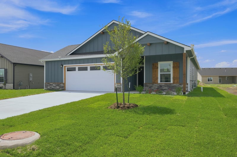 1558 Emerald Valley Dr, Mulvane, KS 67110