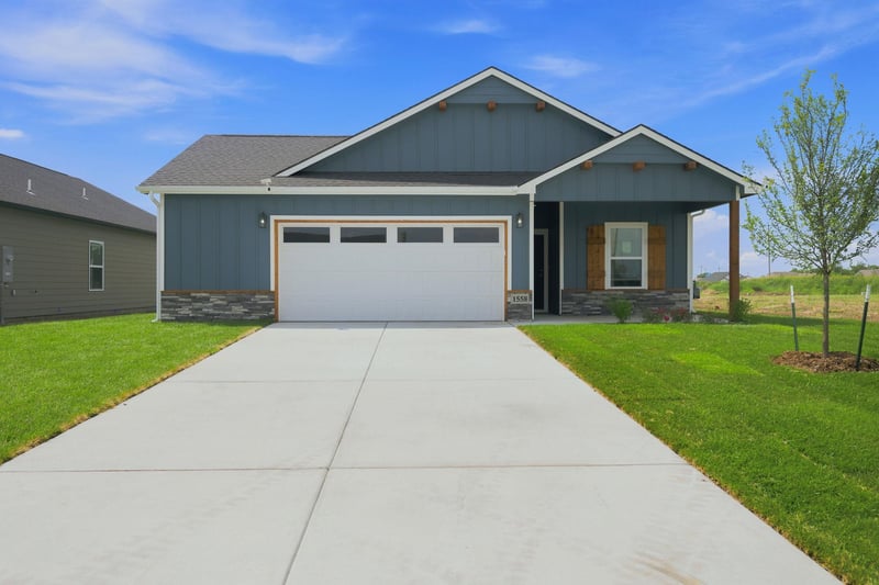 1558 Emerald Valley Dr, Mulvane, KS 67110