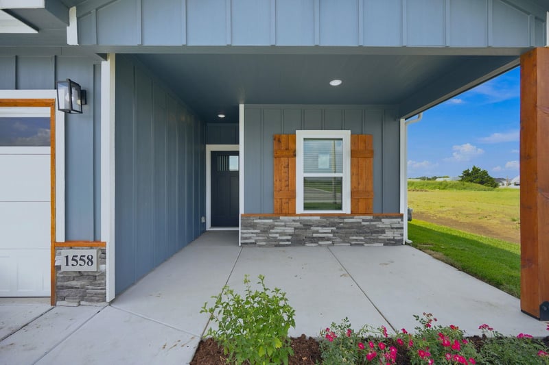 1558 Emerald Valley Dr, Mulvane, KS 67110