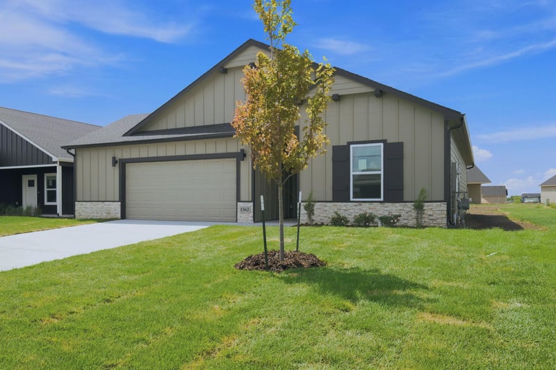 1562 Emerald Valley Dr, Mulvane, KS 67110