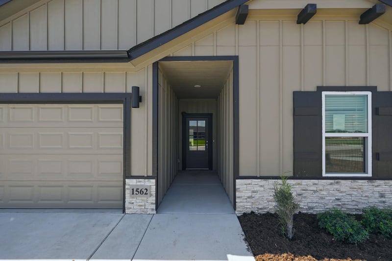 1562 Emerald Valley Dr, Mulvane, KS 67110