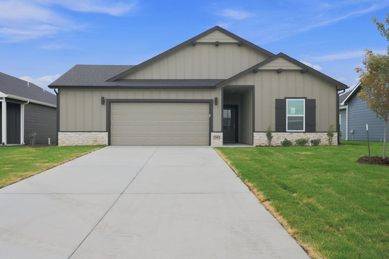 1562 Emerald Valley Dr, Mulvane, KS 67110