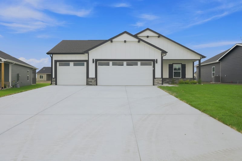 1570 Emerald Valley Dr, Mulvane, KS 67110