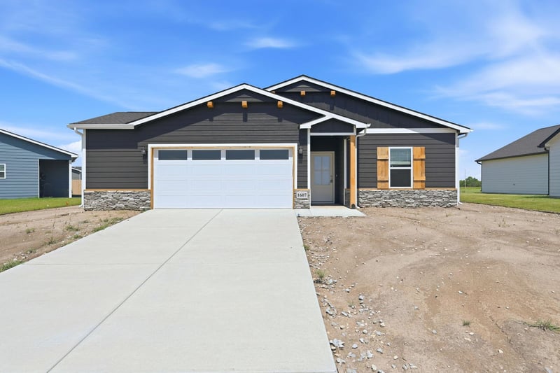 1607 N Emerald Dr, Mulvane, KS 67110