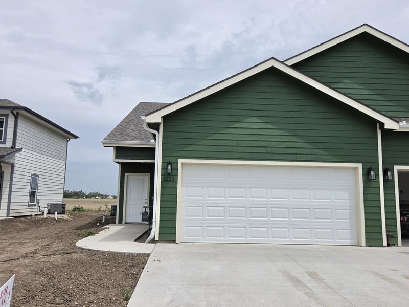 1220 Steve Hawley Ln, Salina, KS 67401