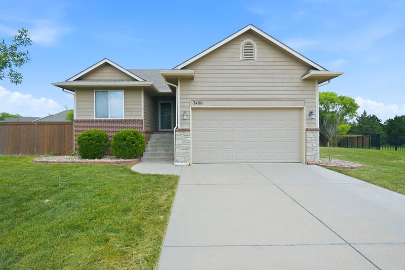 2406 Woodridge Cr, Wichita, KS 67226