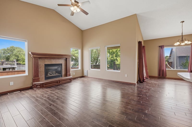 2406 Woodridge Cr, Wichita, KS 67226