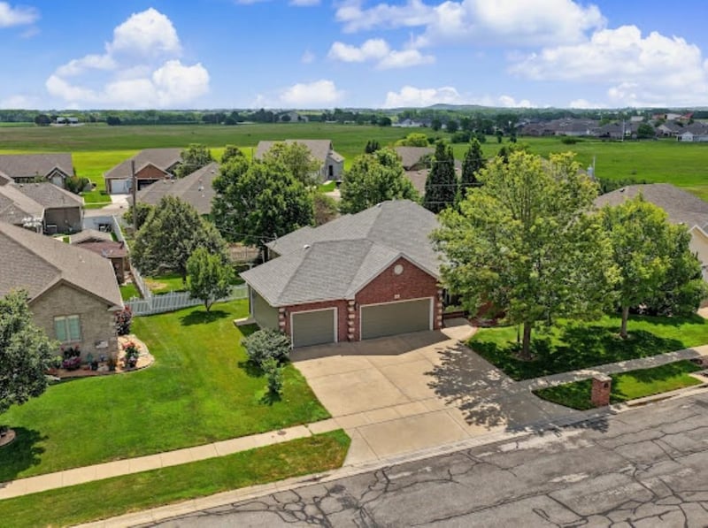 421 Estates Dr, Salina, KS 67401