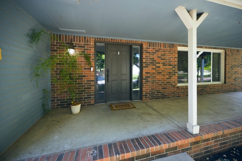 1324 Manchester Ct, Wichita, KS 67212