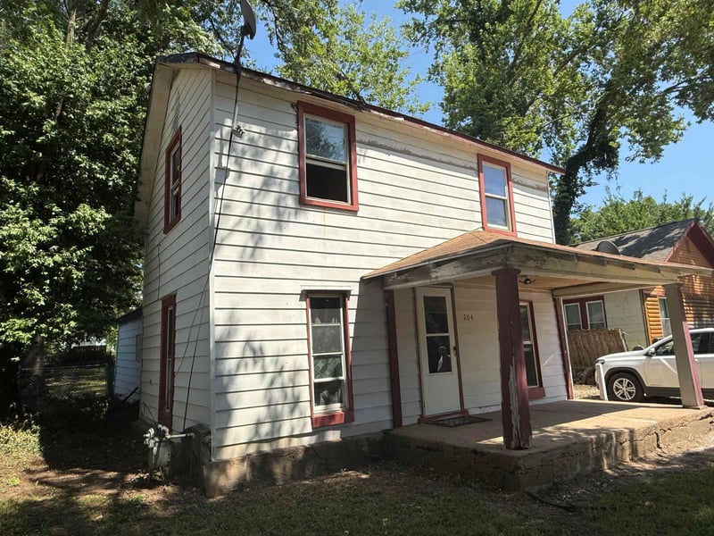 204 Iowa St, Winfield, KS 67156