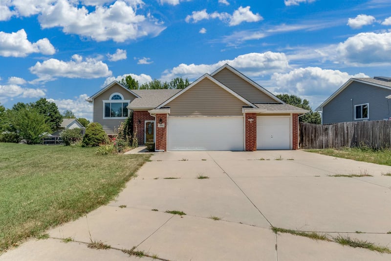 1810 Fox Run Cir, Wichita, KS 67207