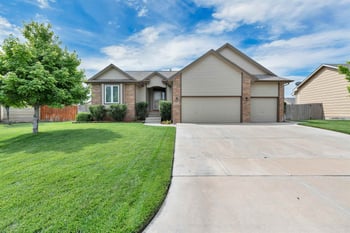 3225 S Bluelake Ct, Wichita, KS 67215-1022