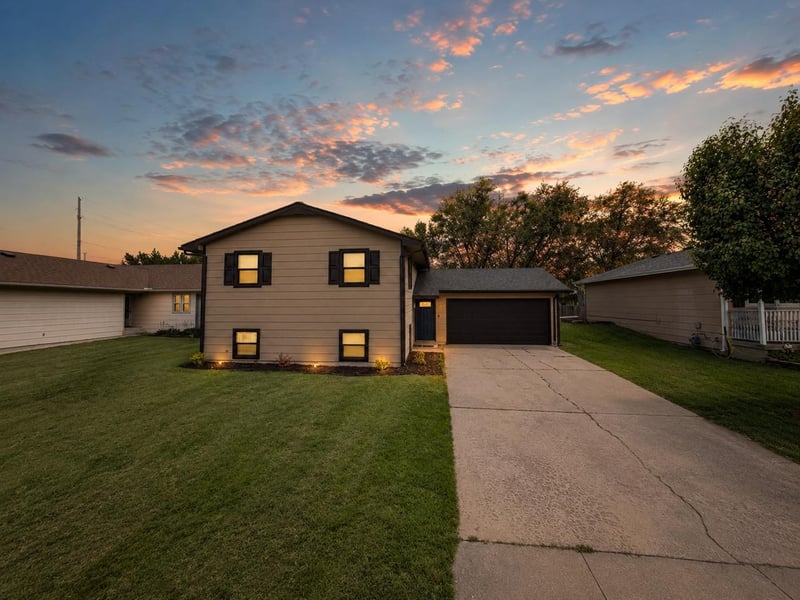 2513 Savannah Ave, Wichita, KS 67217