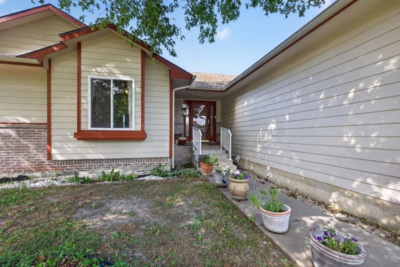 1802 Hoyt Cir, Wichita, KS 67207
