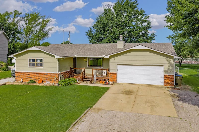 1109 Burrows , Belle Plaine, KS 67013