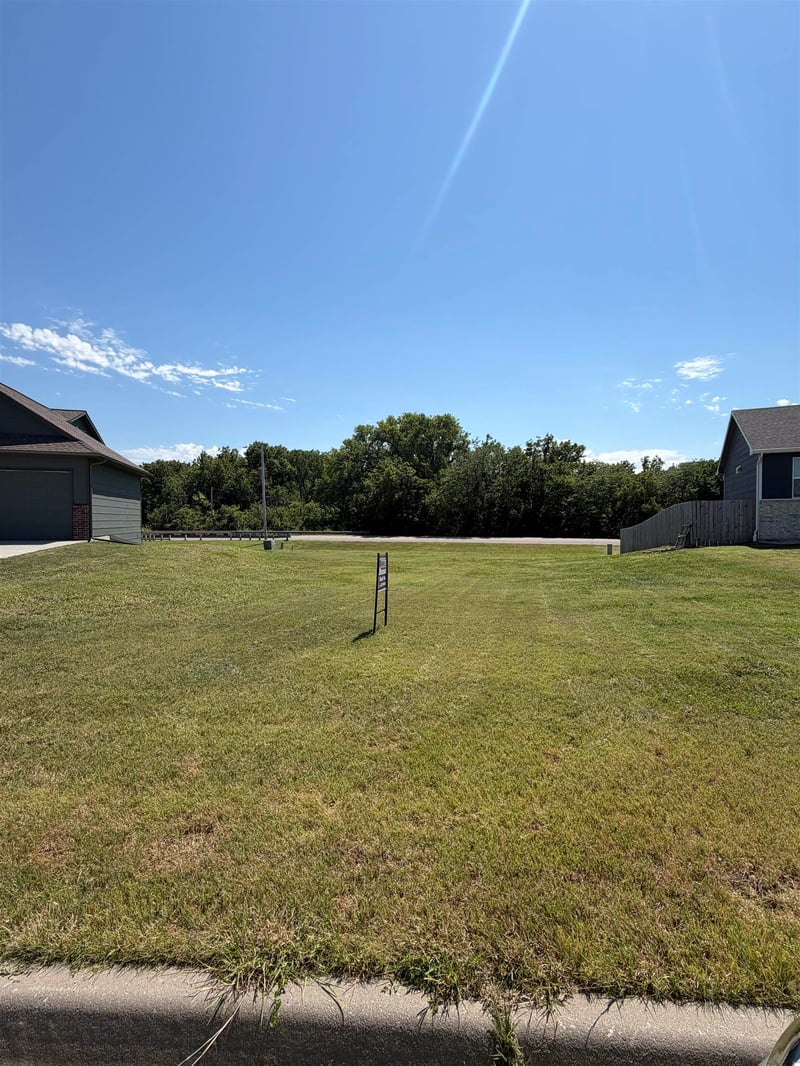617 N Redbud Ct, Valley Center, KS 67147