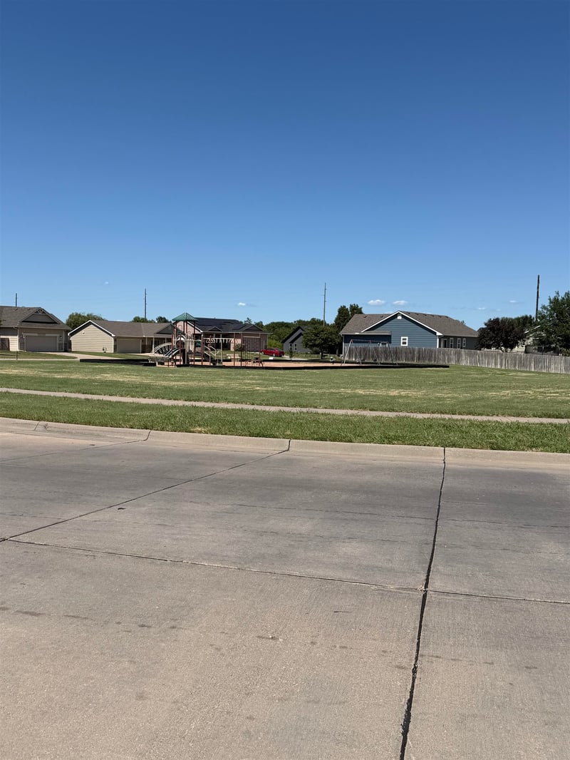 617 N Redbud Ct, Valley Center, KS 67147