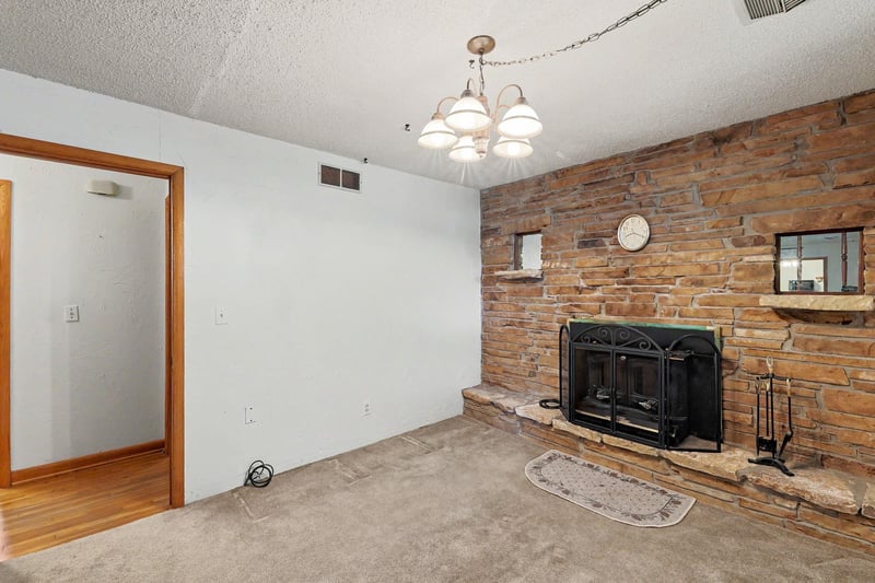 1156 Lakeview Dr, Derby, KS 67037