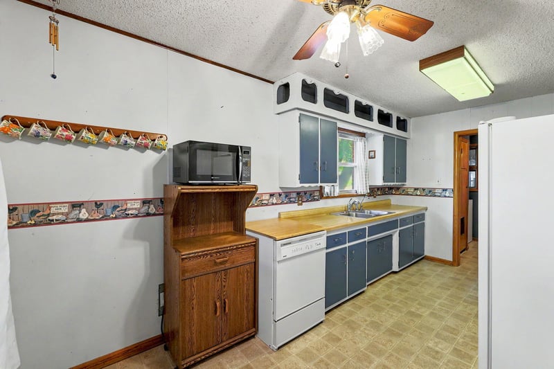 1156 Lakeview Dr, Derby, KS 67037