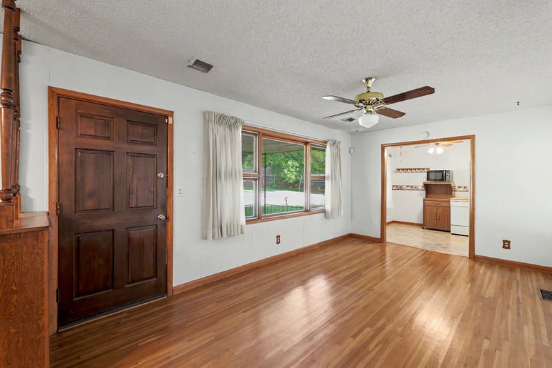 1156 Lakeview Dr, Derby, KS 67037