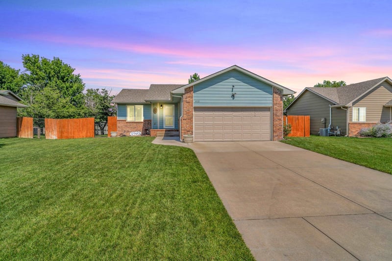 610 S Blue Stem Cir, Haysville, KS 67060