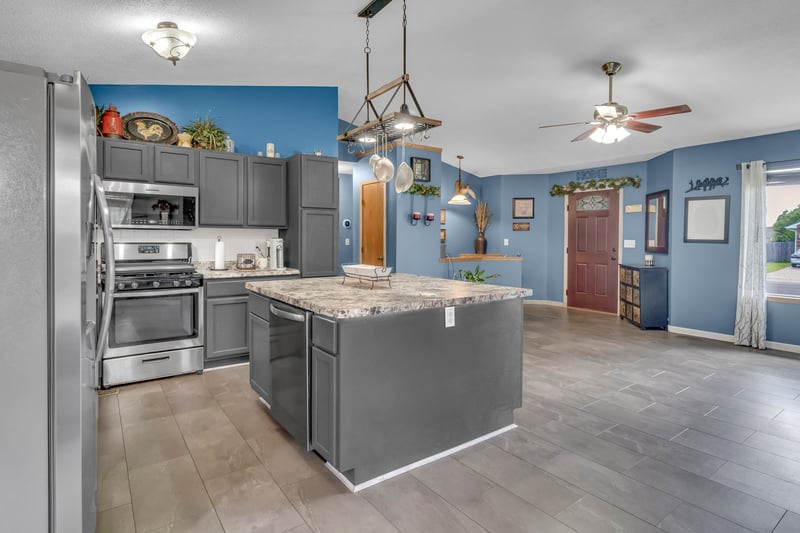 610 S Blue Stem Cir, Haysville, KS 67060