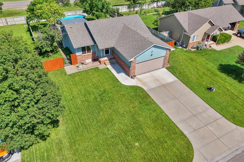 610 S Blue Stem Cir, Haysville, KS 67060