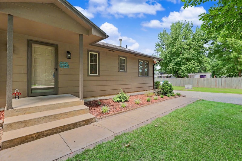 9809 Laura St, Haysville, KS 67060