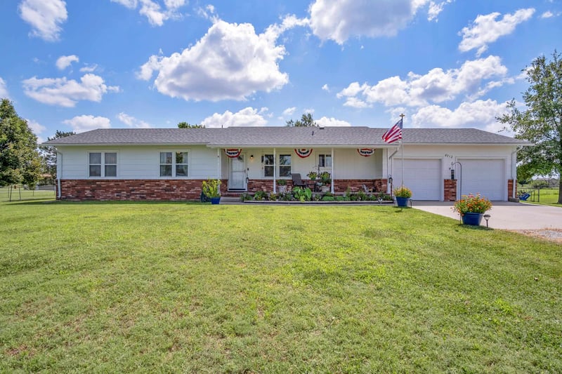 8712 Ridge Rd, Valley Center, KS 67147