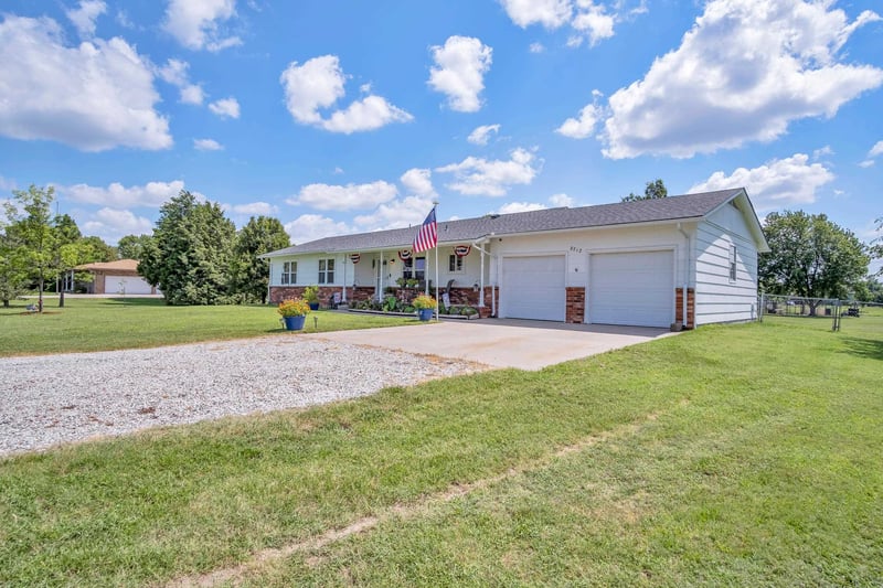 8712 Ridge Rd, Valley Center, KS 67147