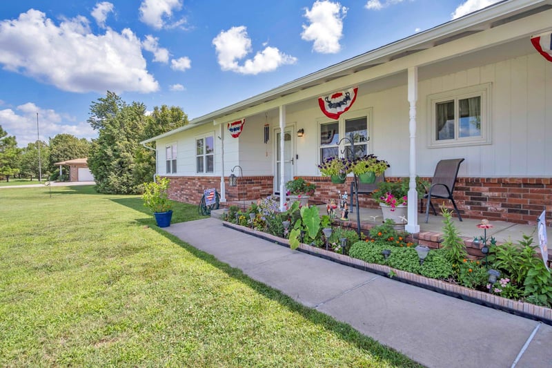 8712 Ridge Rd, Valley Center, KS 67147