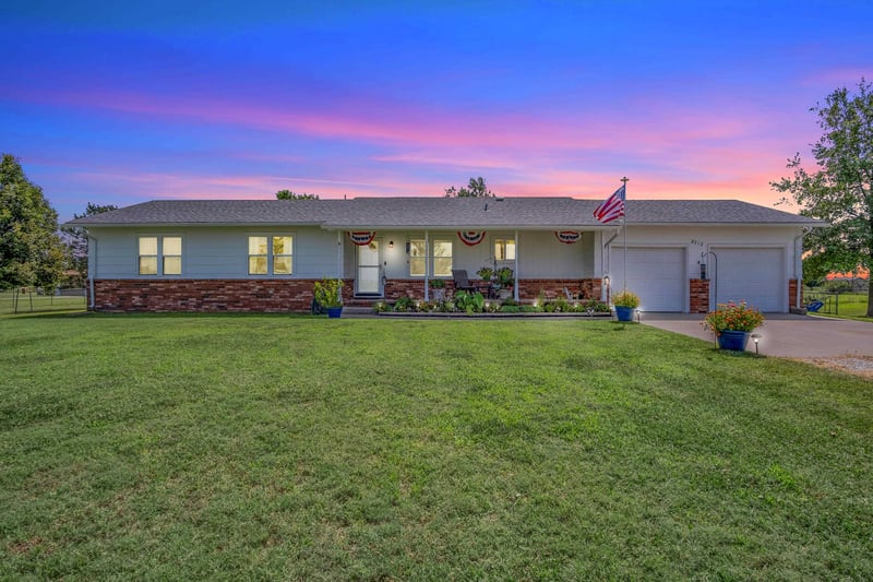 8712 N Ridge Rd, Valley Center, KS 67147