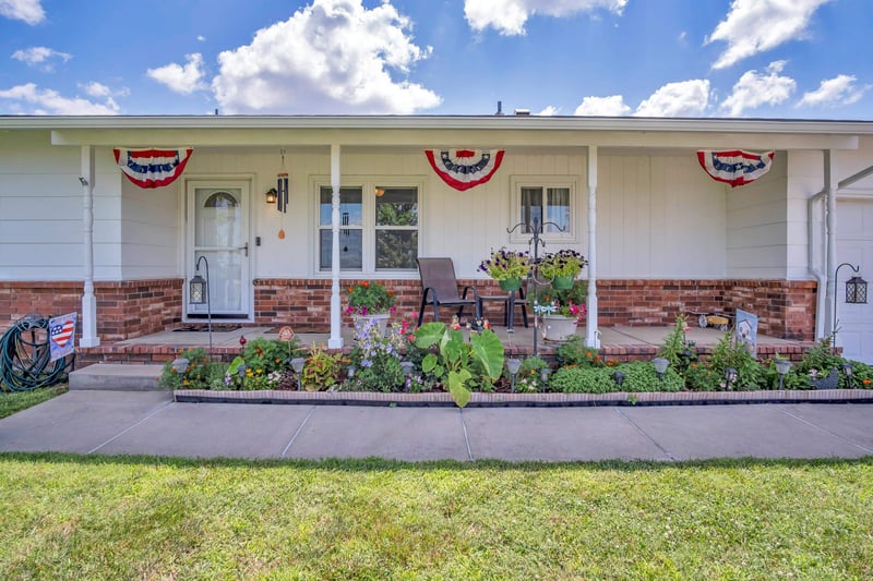 8712 Ridge Rd, Valley Center, KS 67147