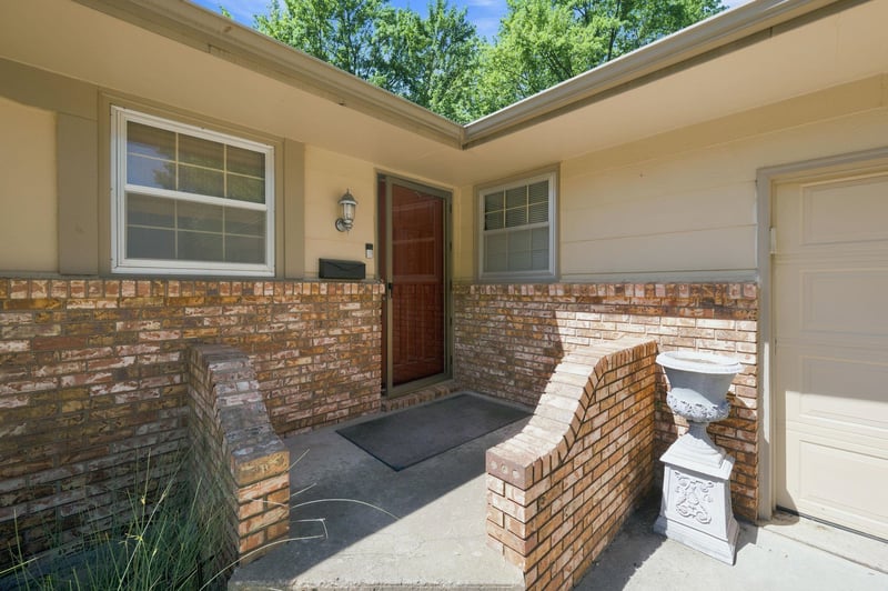605 Willow Dr, Derby, KS 67037