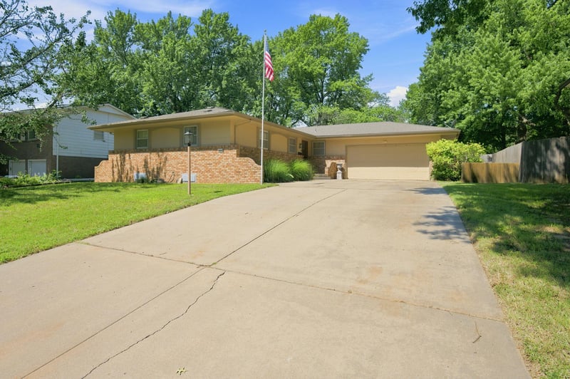 605 Willow Dr, Derby, KS 67037