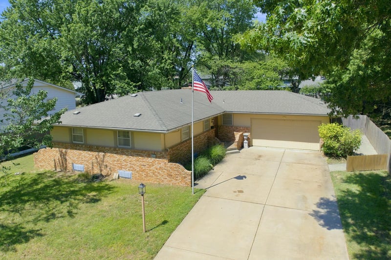 605 Willow Dr, Derby, KS 67037