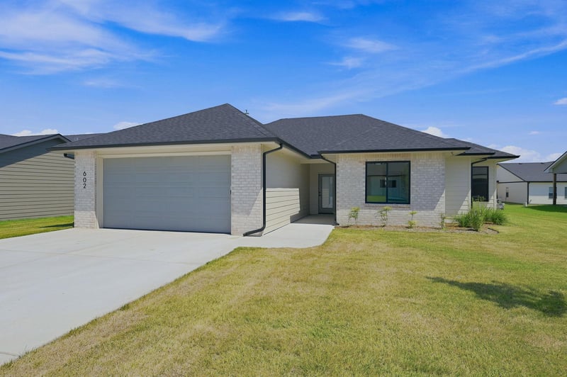602 Elmwood St, Park City, KS 67147-1124